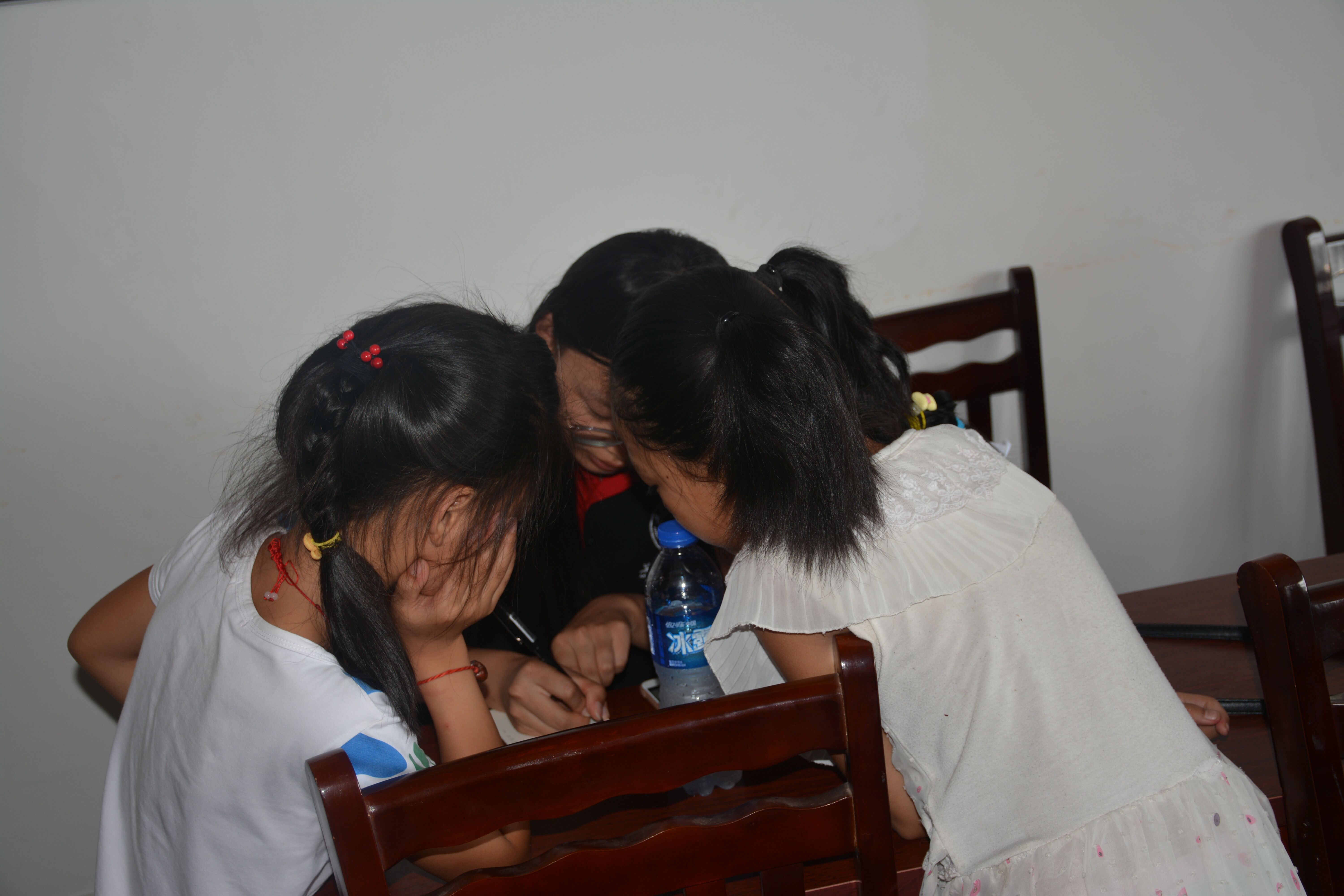 (志愿者在给小朋友们写临别寄语).jpg (志愿者在给小朋友们写临别寄语).jpg