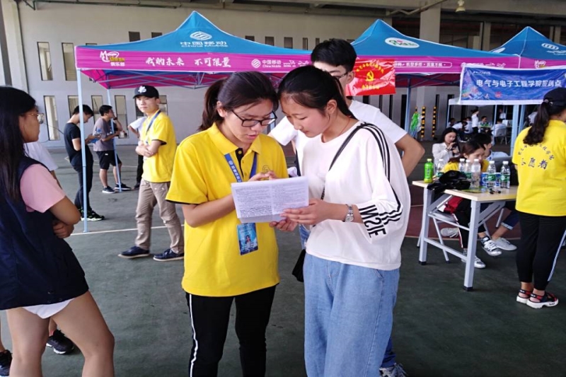 志愿者为新生解答问题.jpg