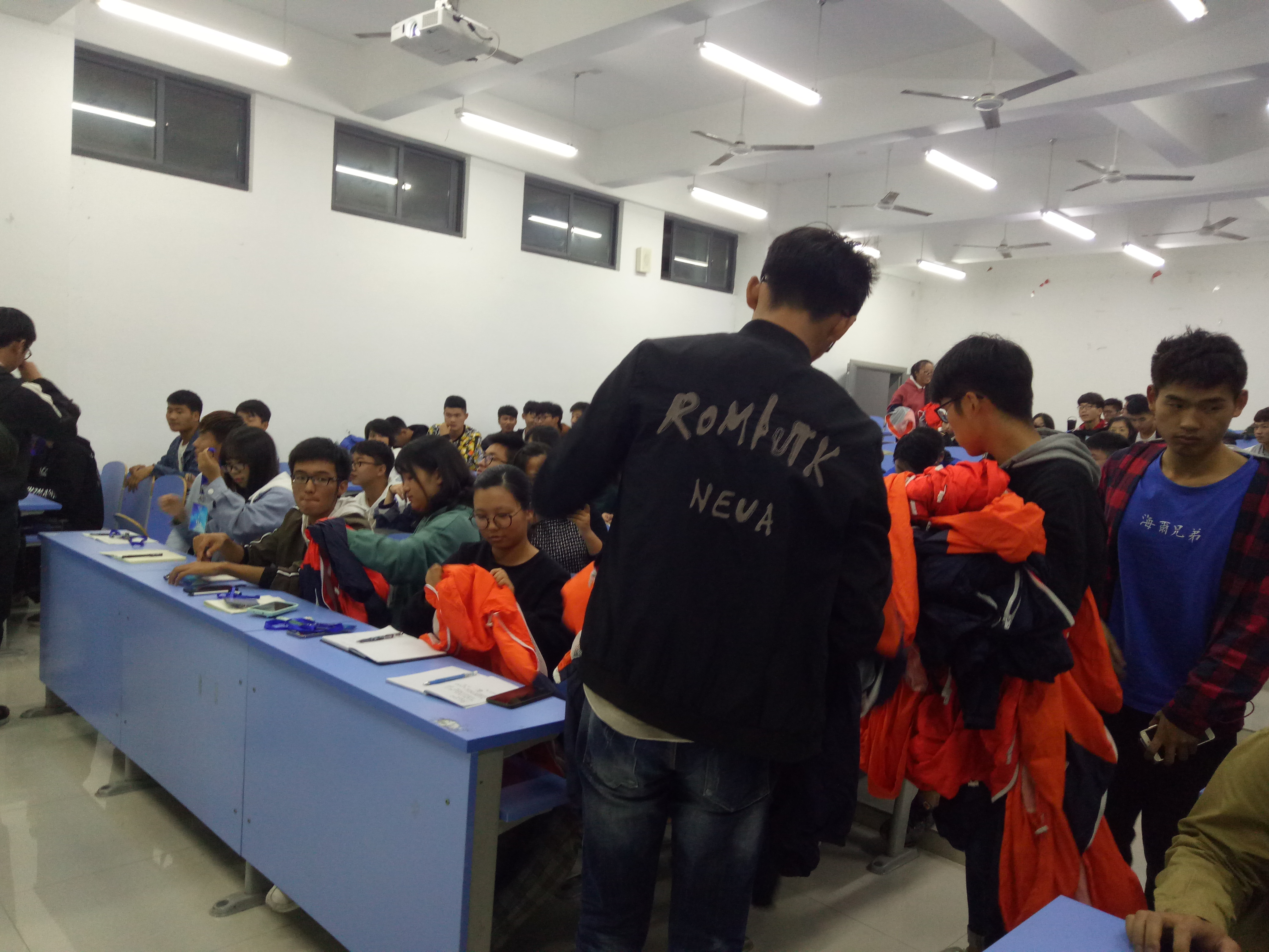 分发“战袍”.jpg 分发“战袍”.jpg