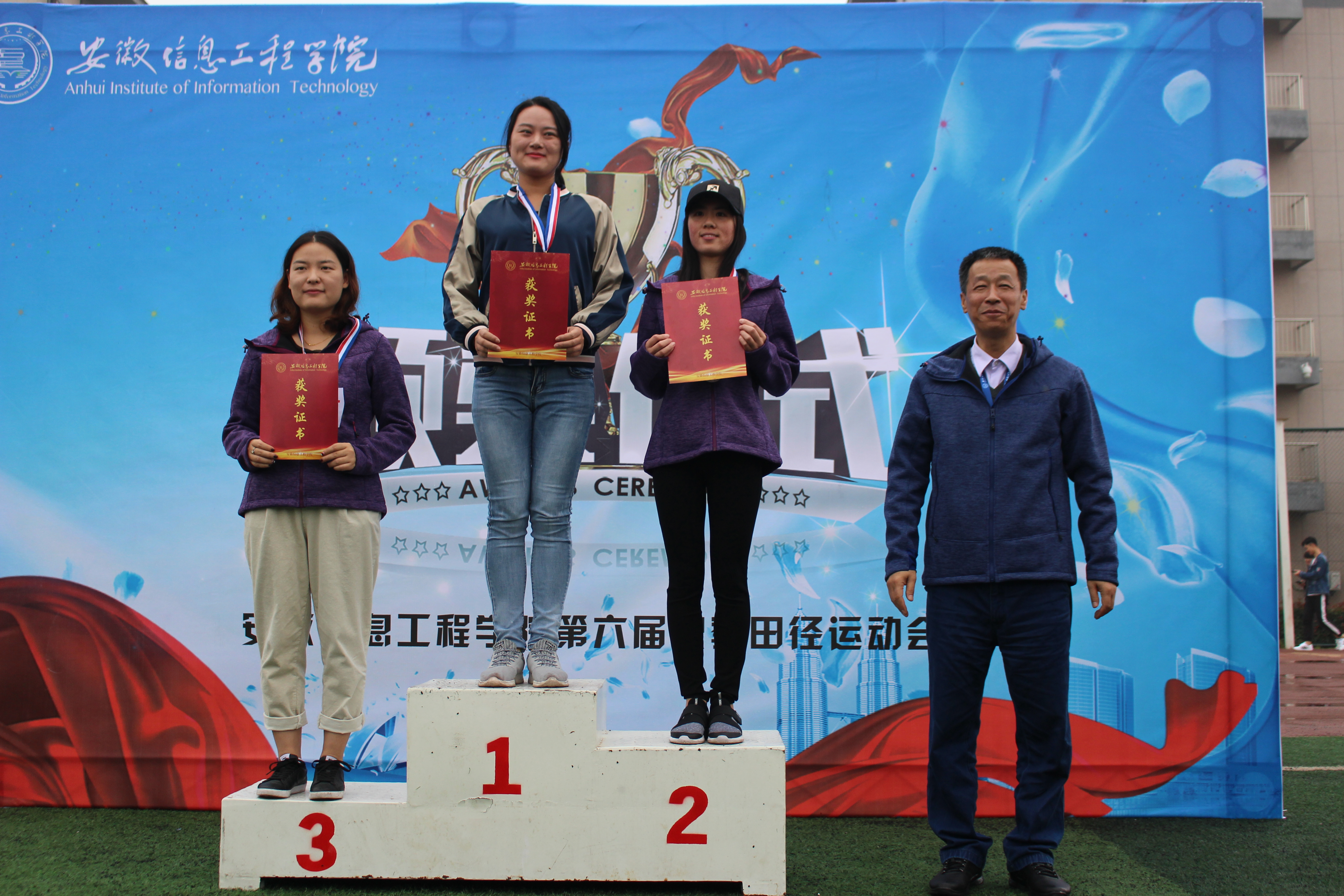 于老师:一金一银轻松拿下.JPG 于老师:一金一银轻松拿下.JPG