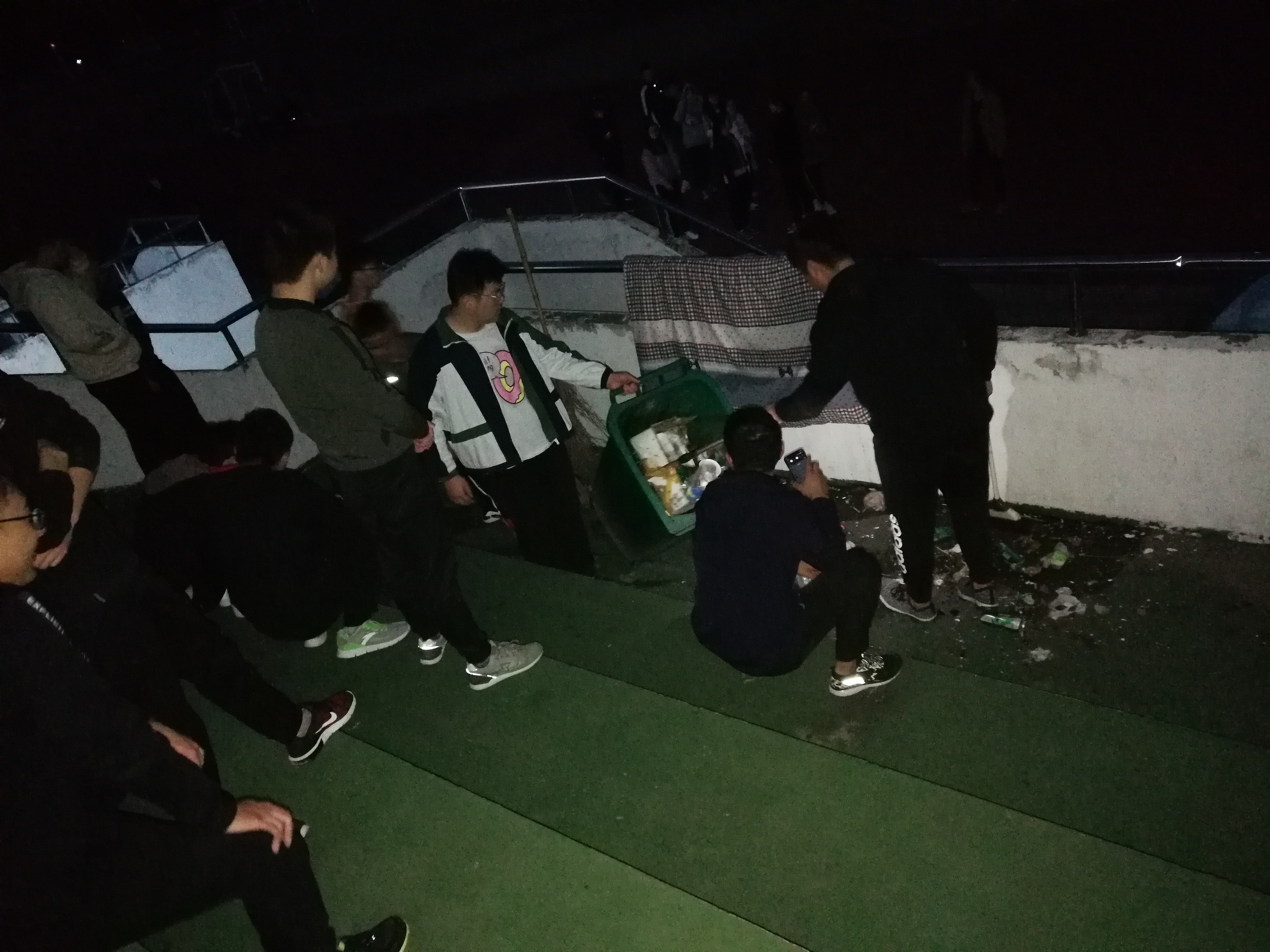 打扫卫生4.jpg 打扫卫生4.jpg