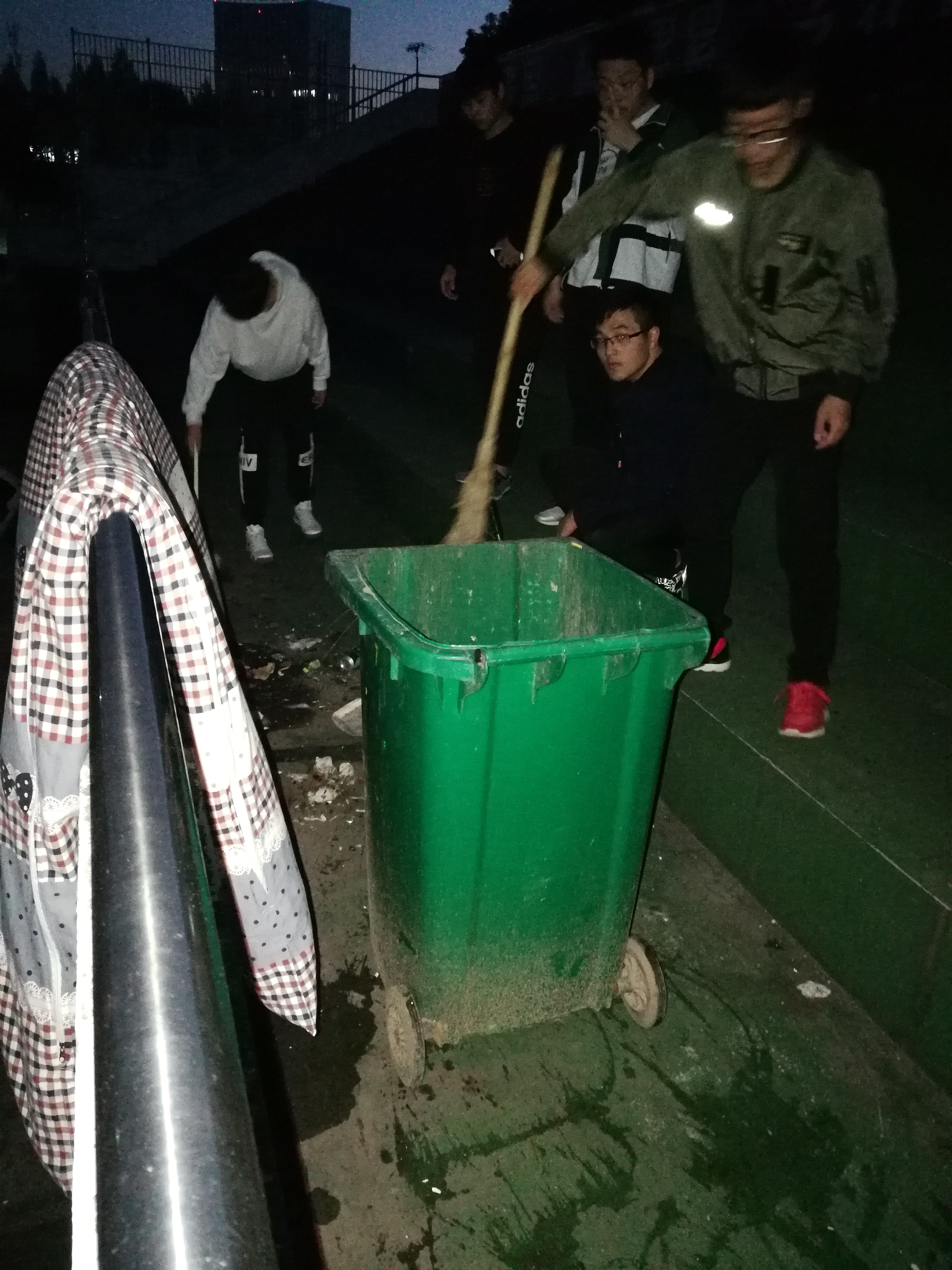 打扫卫生3.jpg 打扫卫生3.jpg