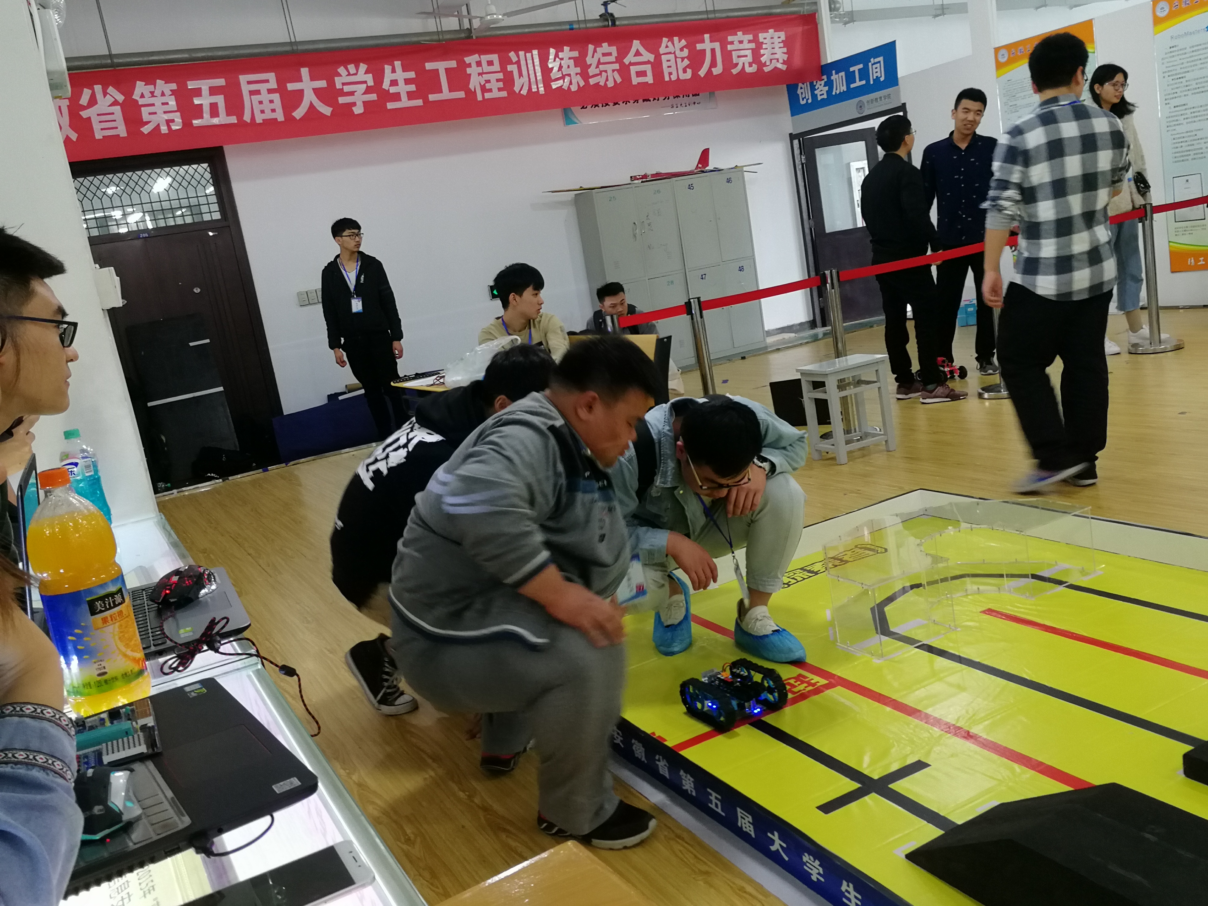 参赛学生调试小车4.jpg 参赛学生调试小车4.jpg