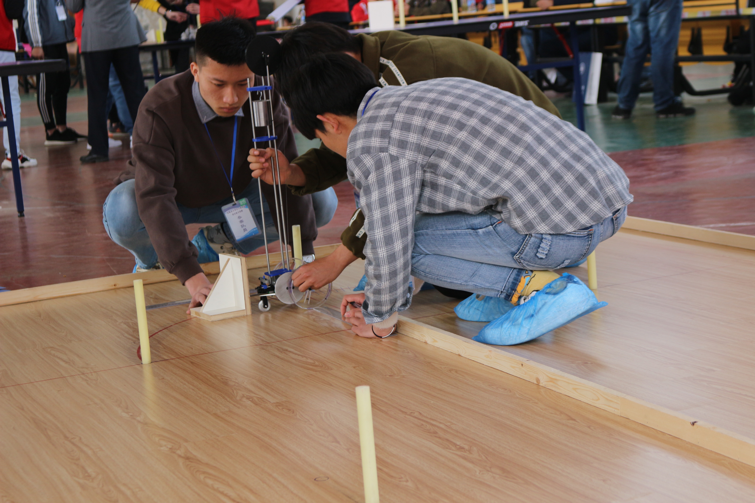 参赛学生调试小车3.JPG 参赛学生调试小车3.JPG