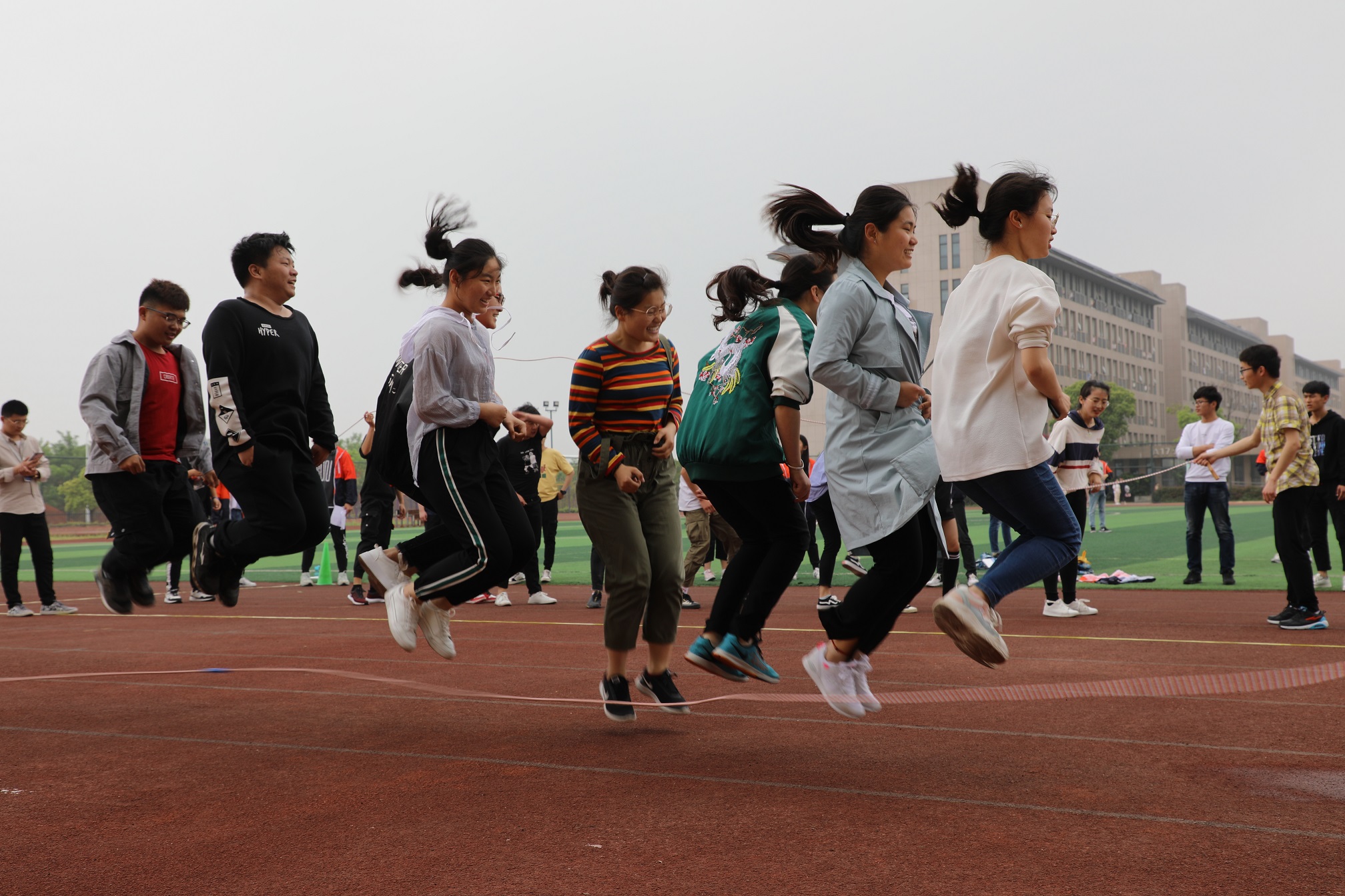 1甩起小辫跳起来.jpg 1甩起小辫跳起来.jpg