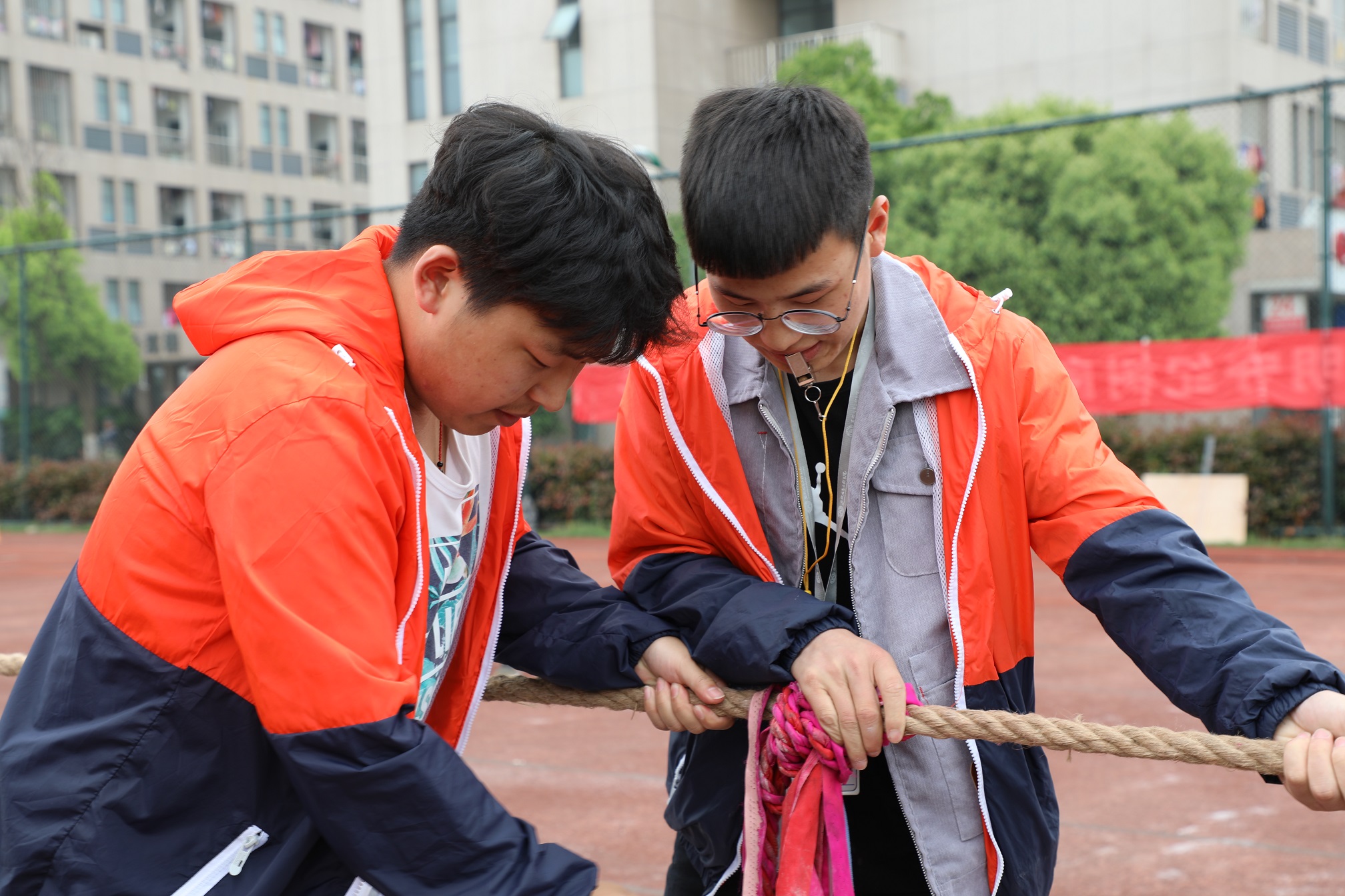 1台前幕后的志愿者工作起来一丝不苟.jpg 1台前幕后的志愿者工作起来一丝不苟.jpg