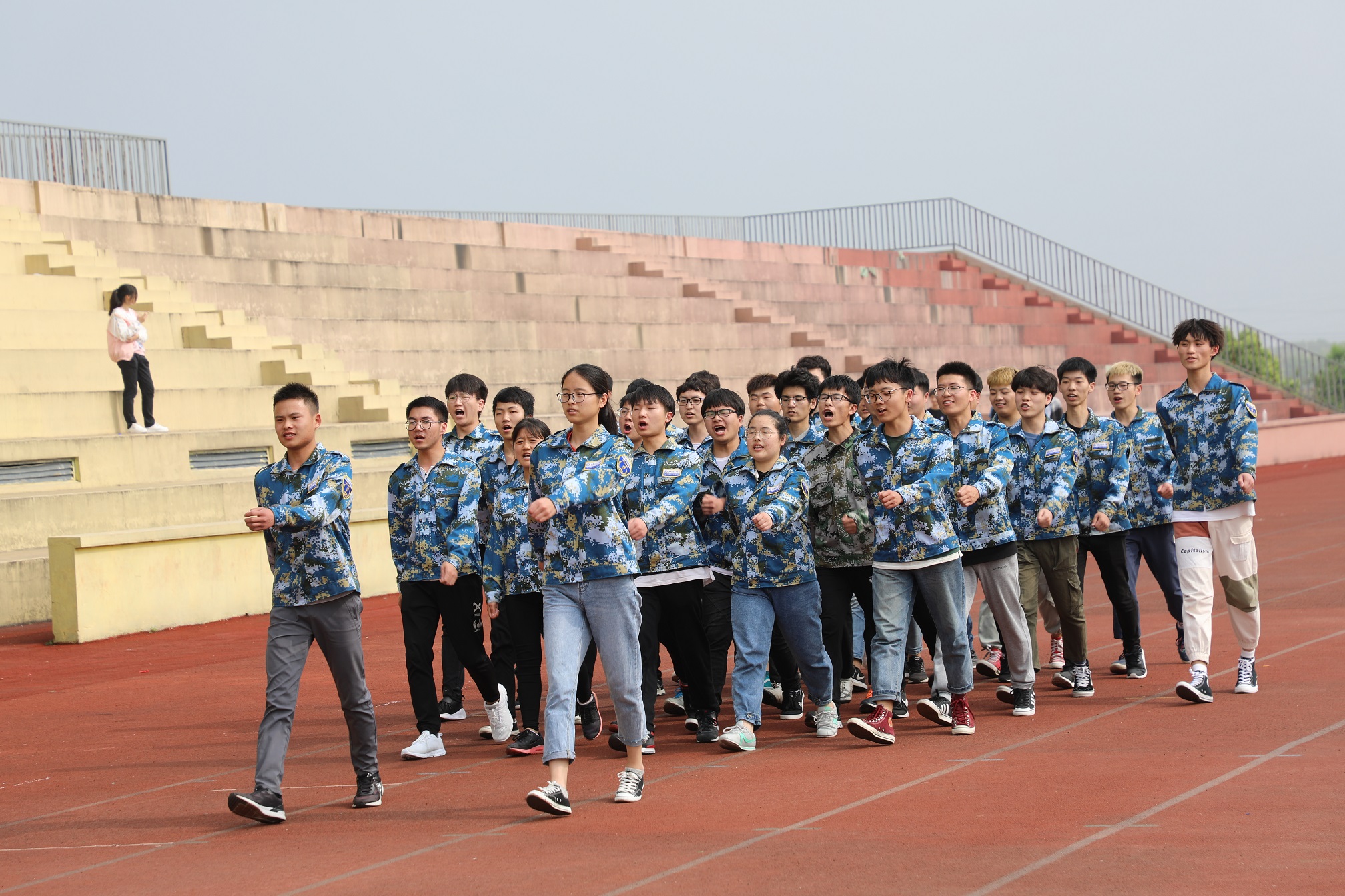 1军训的步伐没有忘,军训的气势不能丢.jpg 1军训的步伐没有忘,军训的气势不能丢.jpg