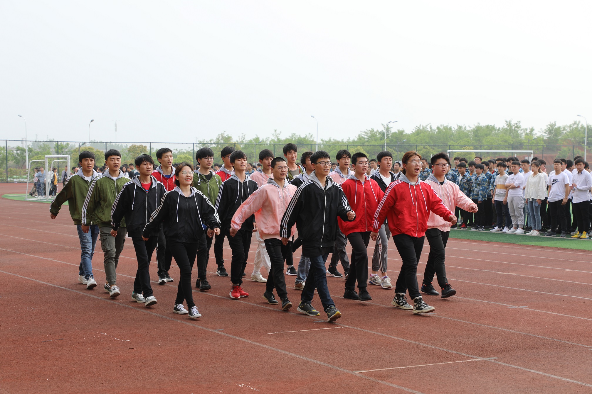 1班服穿在身,抖擞又精神.jpg 1班服穿在身,抖擞又精神.jpg