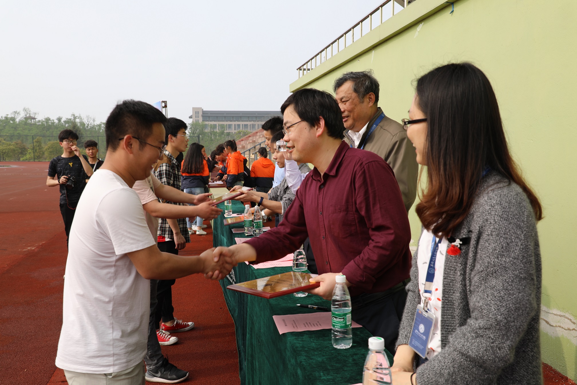 1小伙子,你们班干得不错!.jpg 1小伙子,你们班干得不错!.jpg