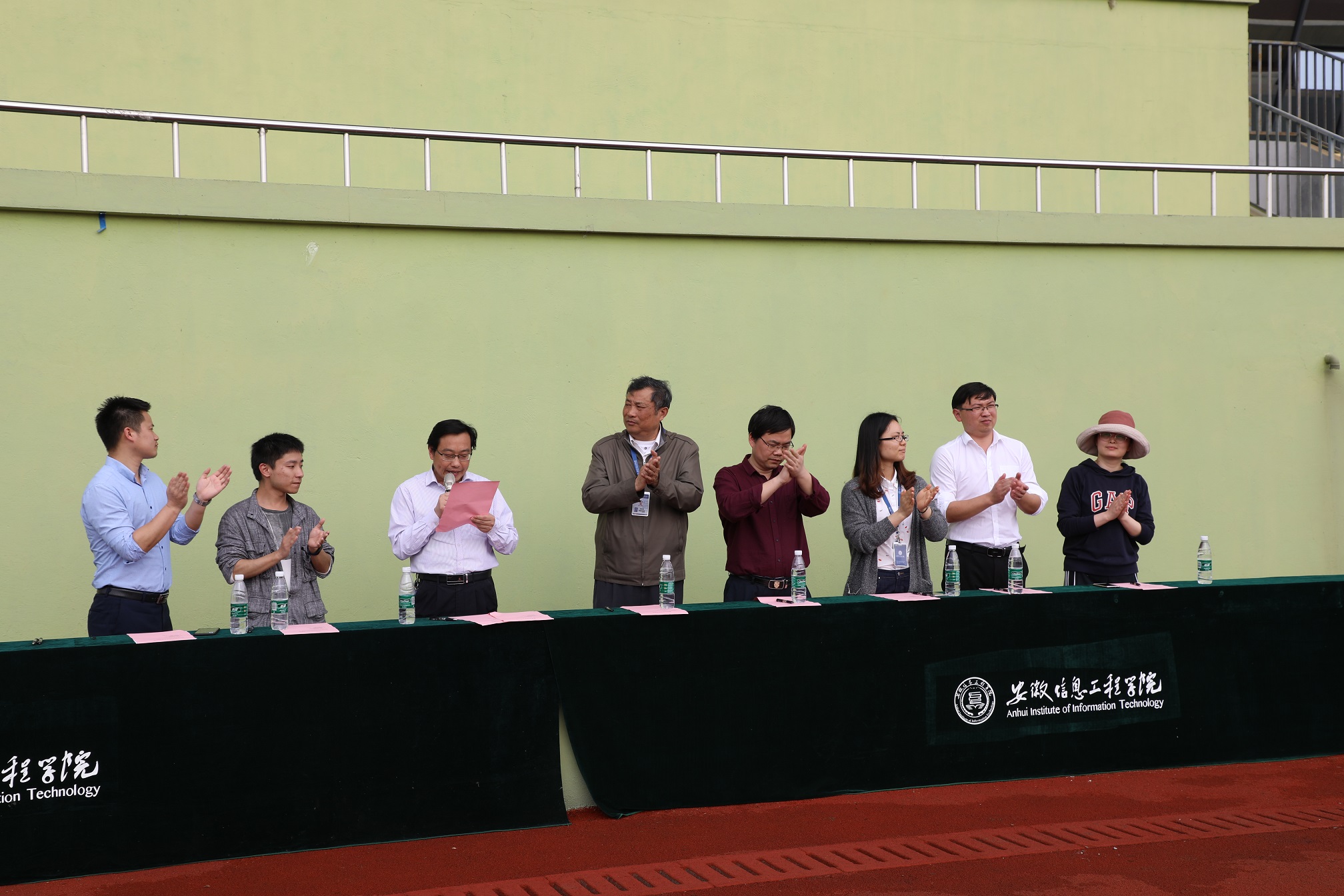 1全体嘉宾为所有志愿者与参赛的同学们鼓掌.jpg 1全体嘉宾为所有志愿者与参赛的同学们鼓掌.jpg