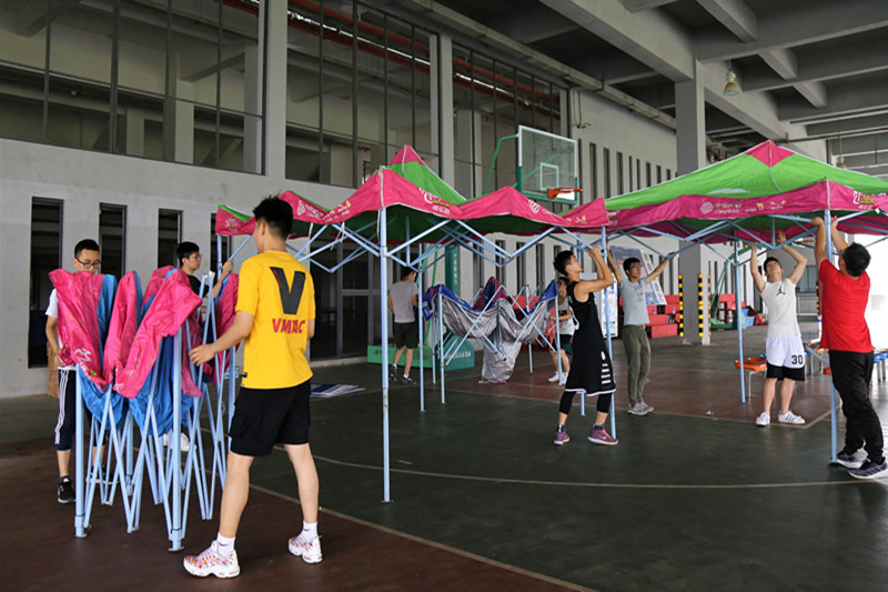 工作人员搭建帐篷.JPG