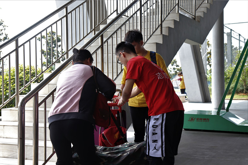 志愿者帮助新生搬行李.JPG