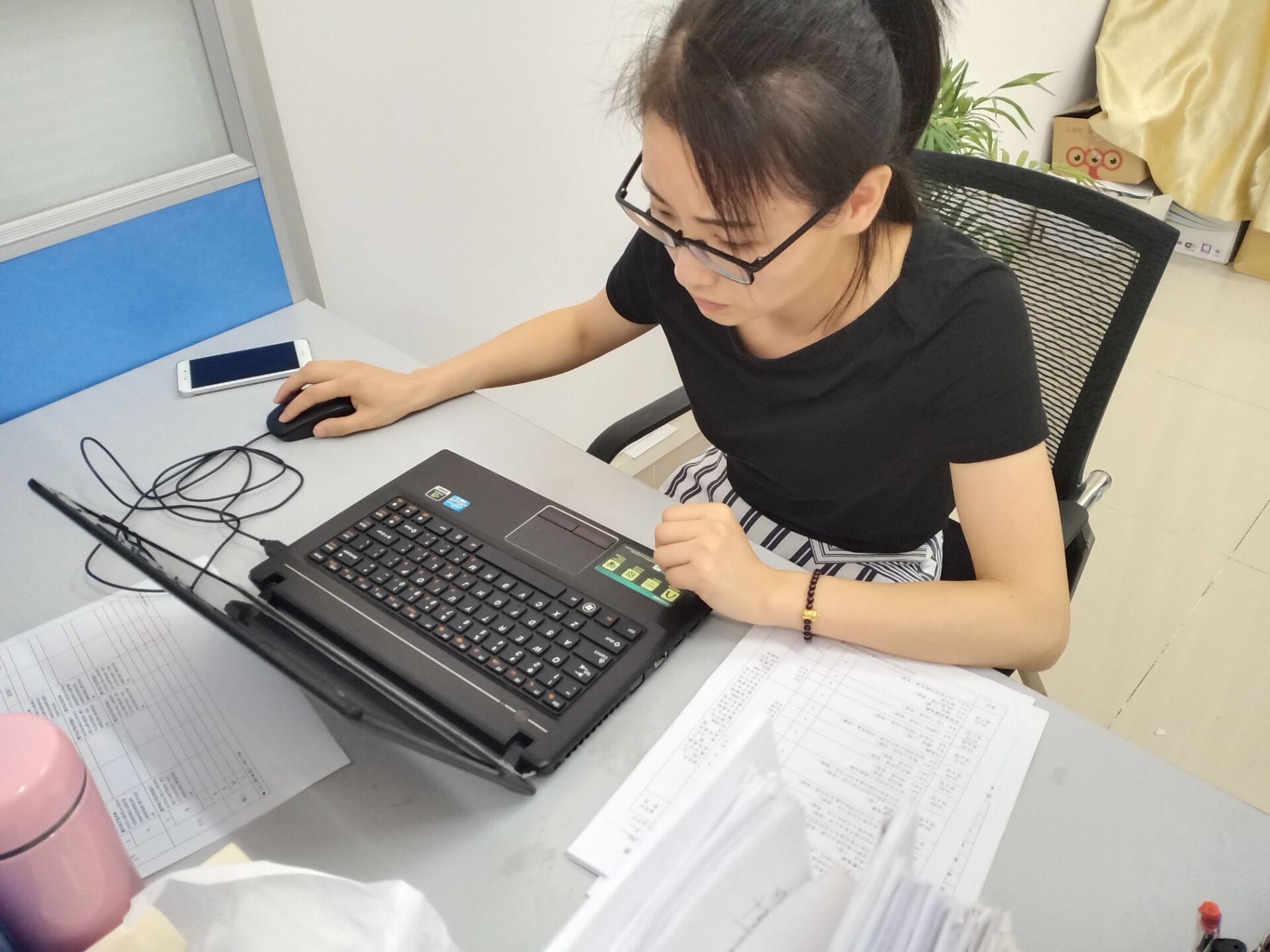 丁娇老师在备课.jpg 丁娇老师在备课.jpg