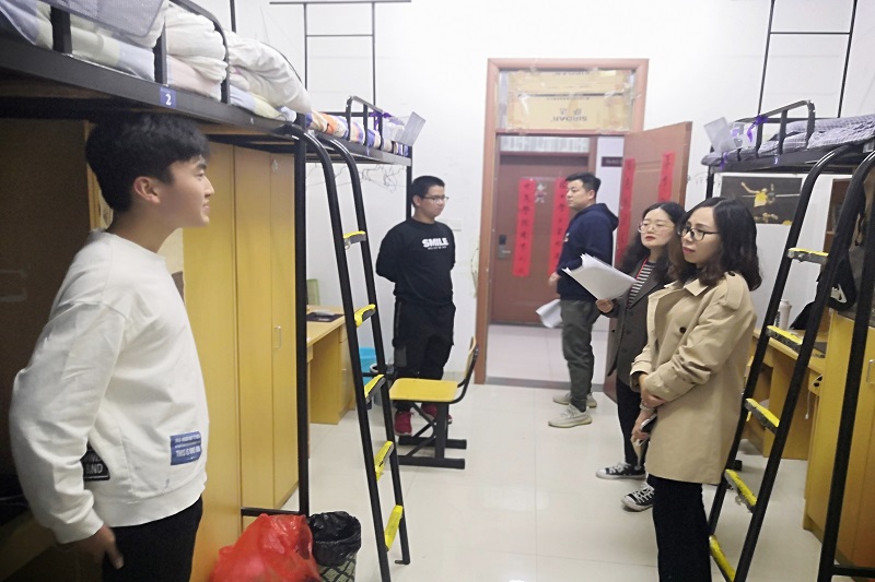 章敏凤院长深入新生宿舍.jpg