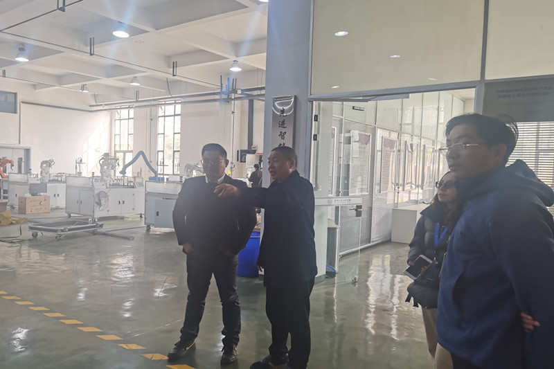 参观产线_副本.jpg