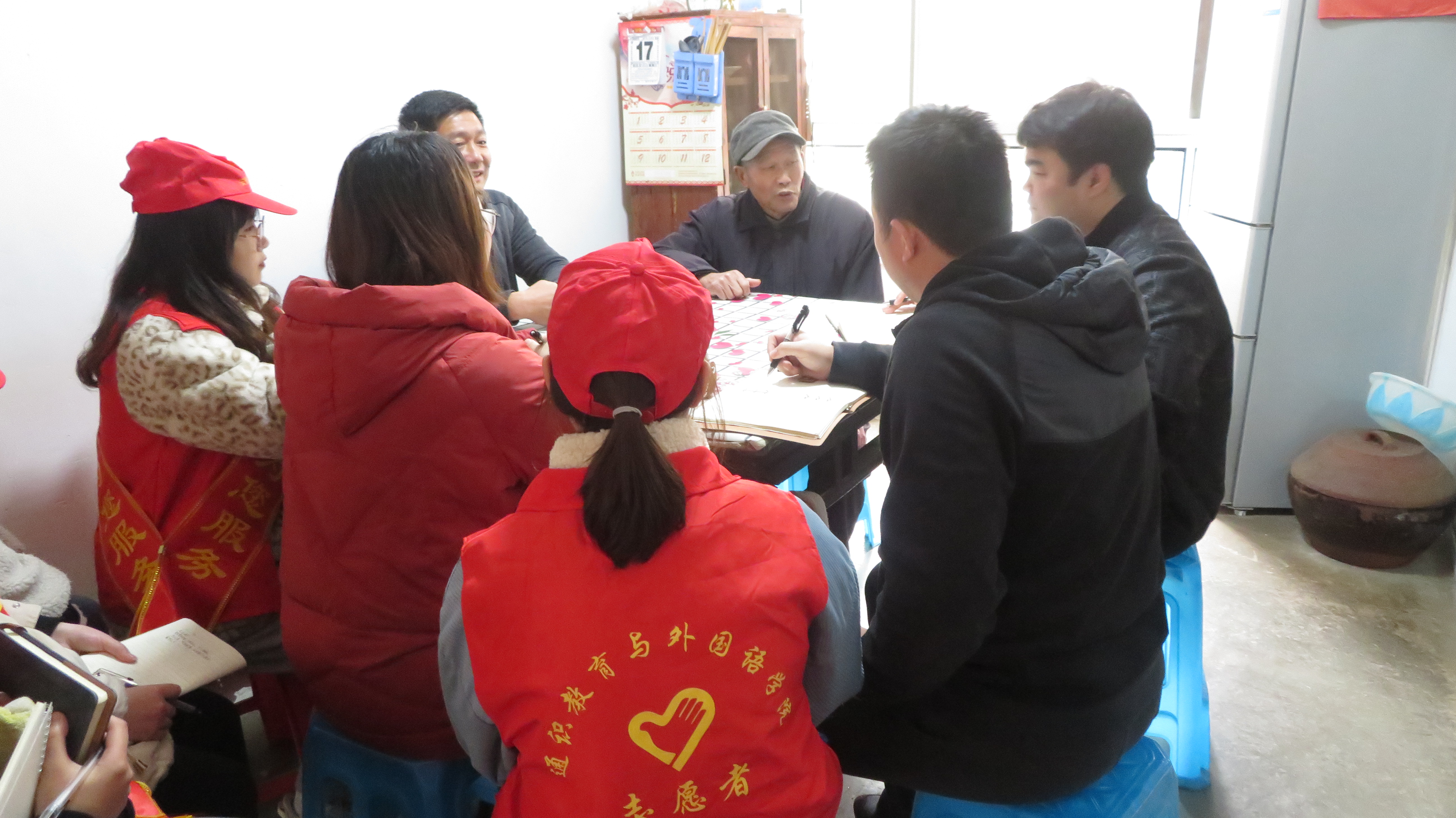 图为志愿者们听张道才爷爷回忆峥嵘岁月.jpg 图为志愿者们听张道才爷爷回忆峥嵘岁月.jpg