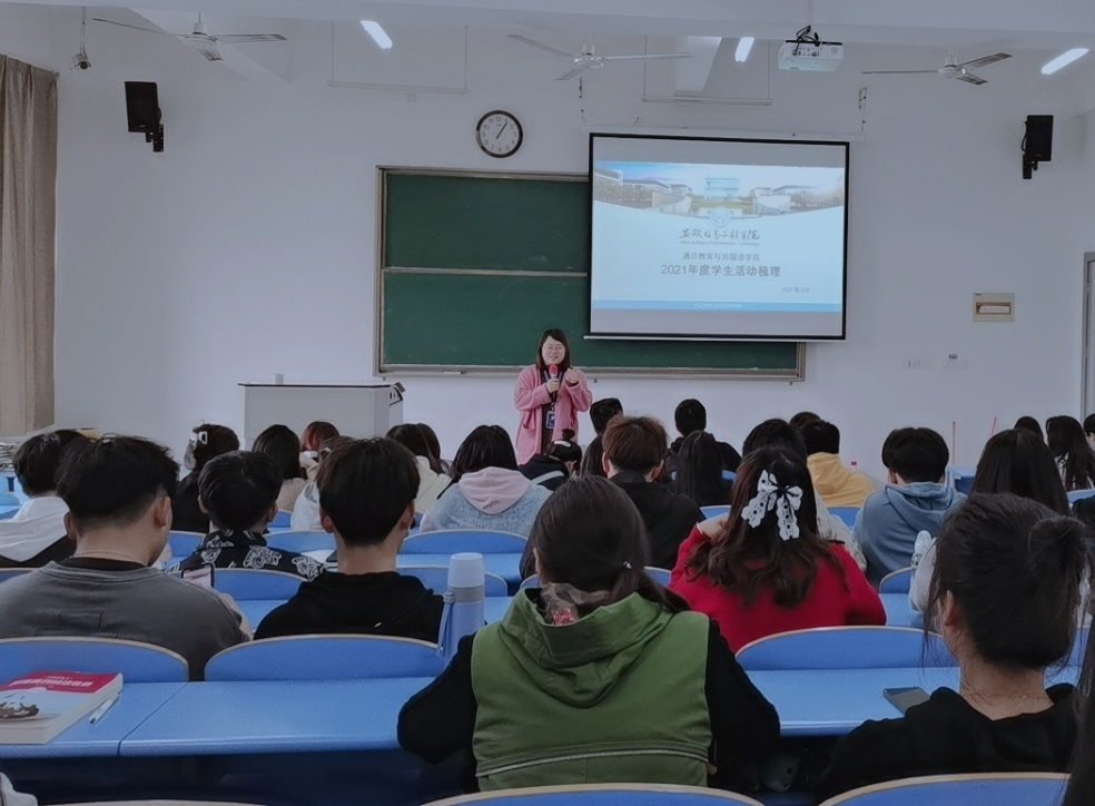 图为余赟老师对学生活动进行梳理和工作安排.png 图为余赟老师对学生活动进行梳理和工作安排.png