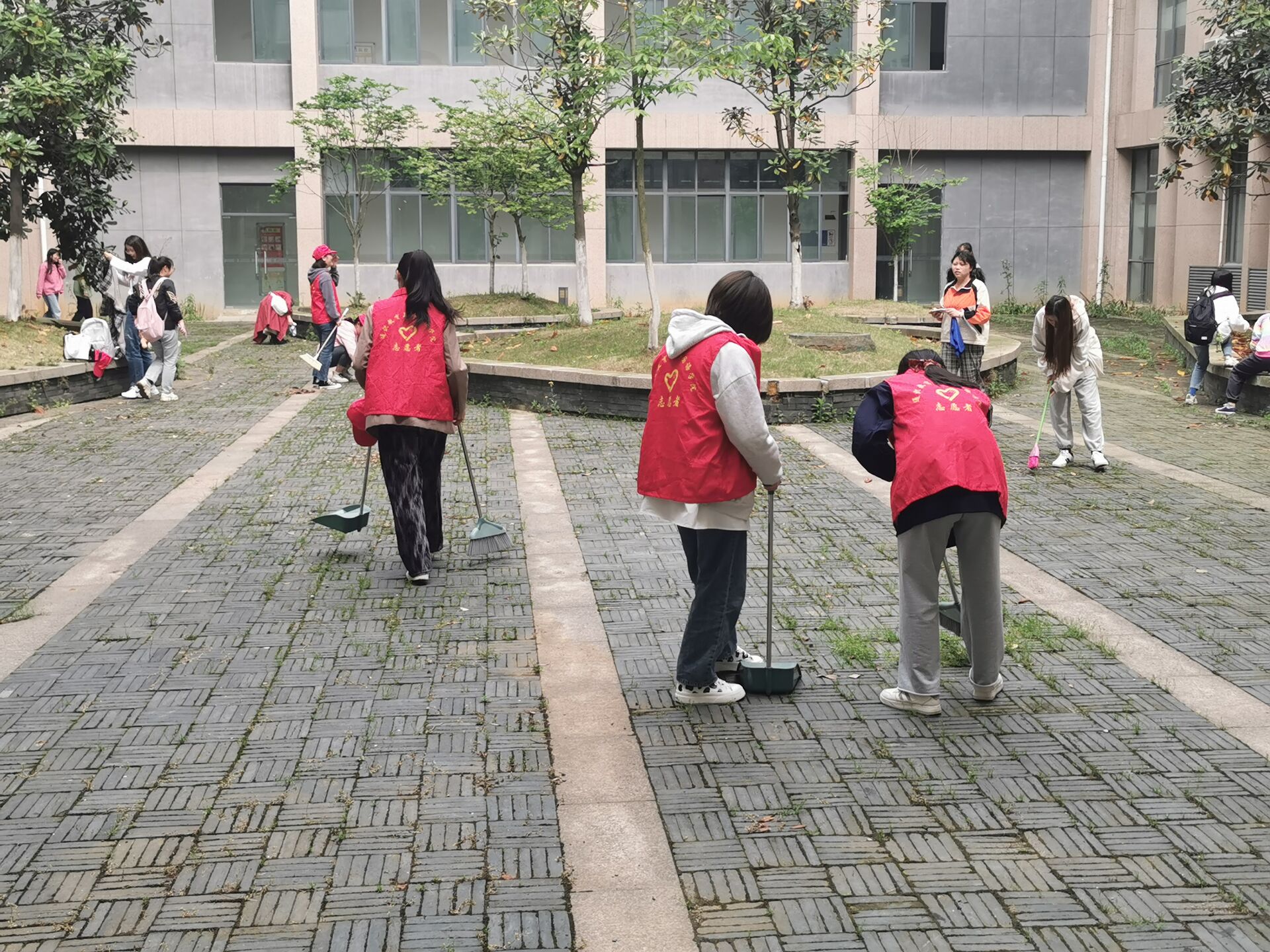 学生擦教室窗户.jpg 学生擦教室窗户.jpg