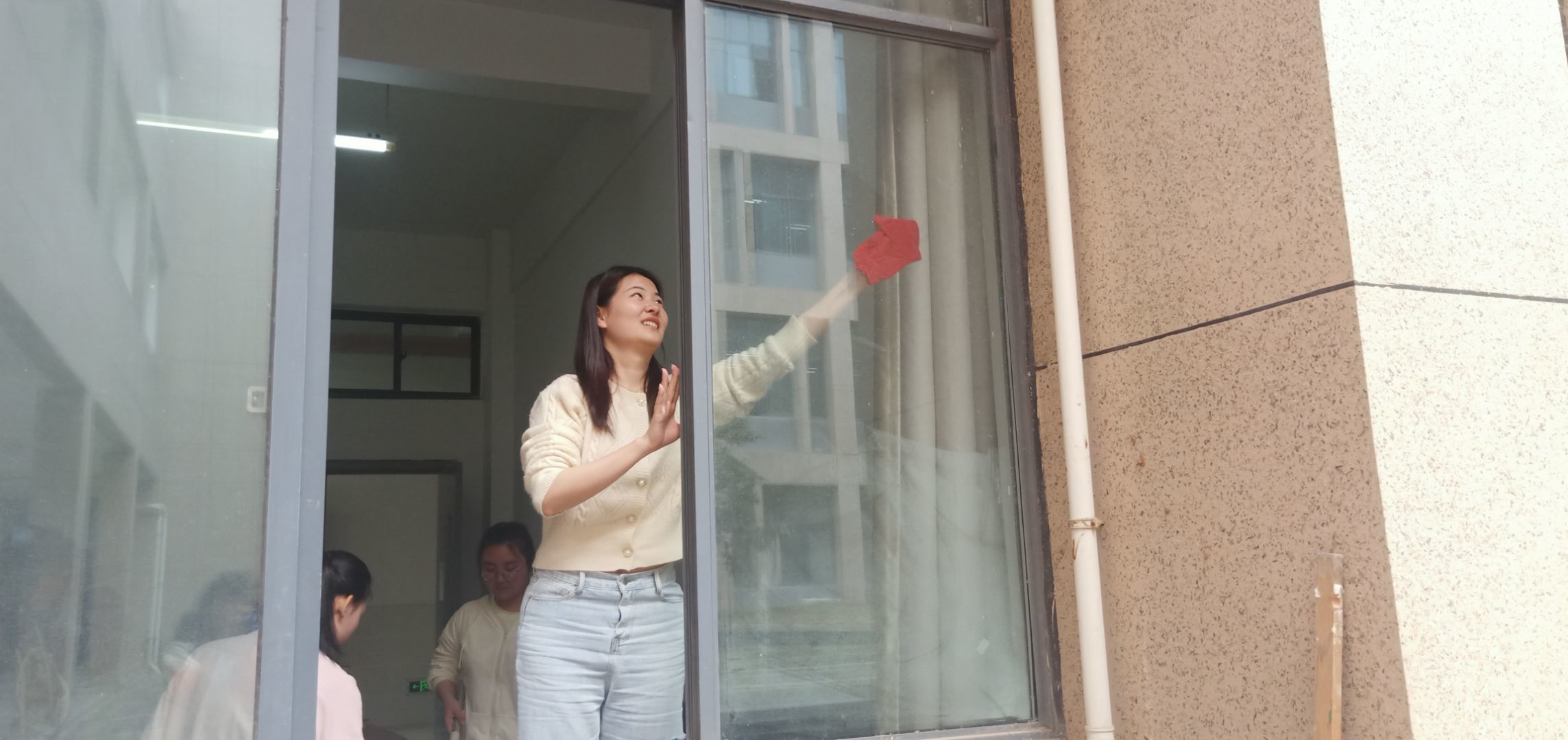 清扫花坛.jpg 清扫花坛.jpg