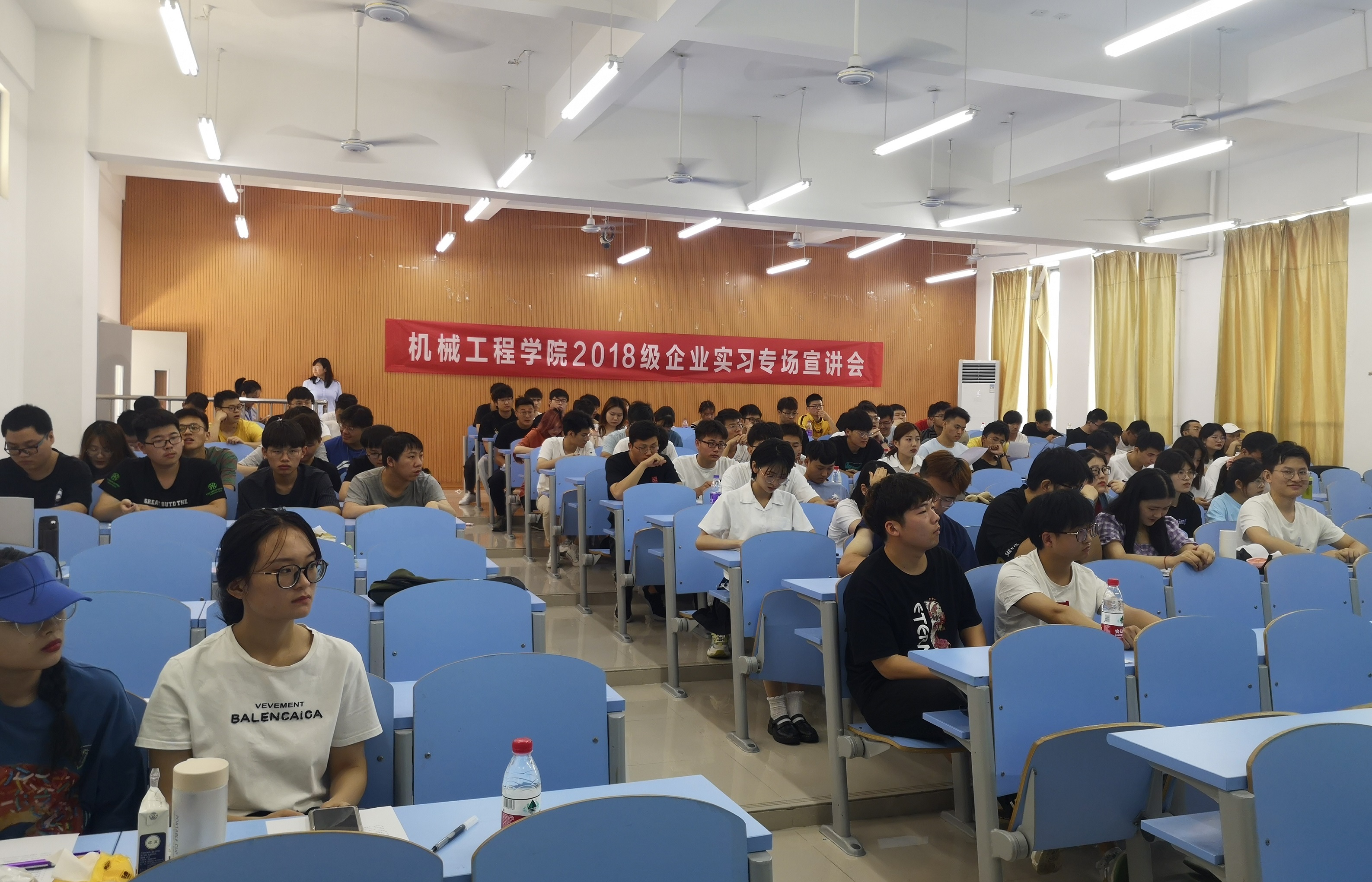 参会学生.jpg 参会学生.jpg