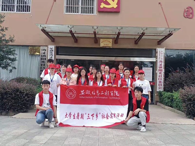 图为支教活动志愿者合影留念.jpg 图为支教活动志愿者合影留念.jpg