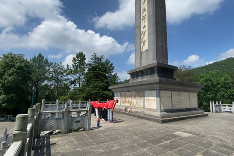 图1实践团队员在皖南事变纪念碑鞠躬默哀_副本.png