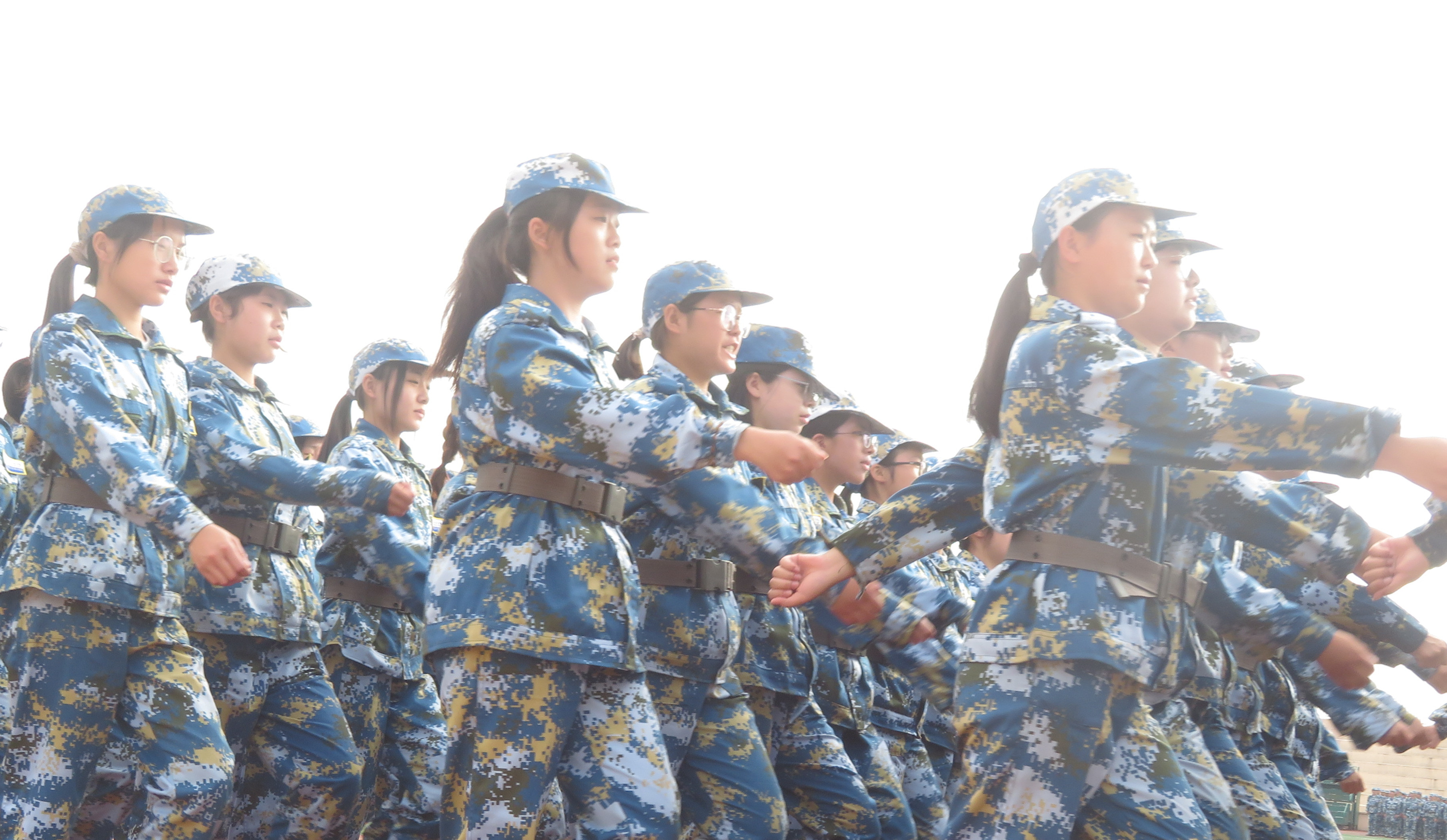 图-1 新生在认真训练.jpg 图-1 新生在认真训练.jpg