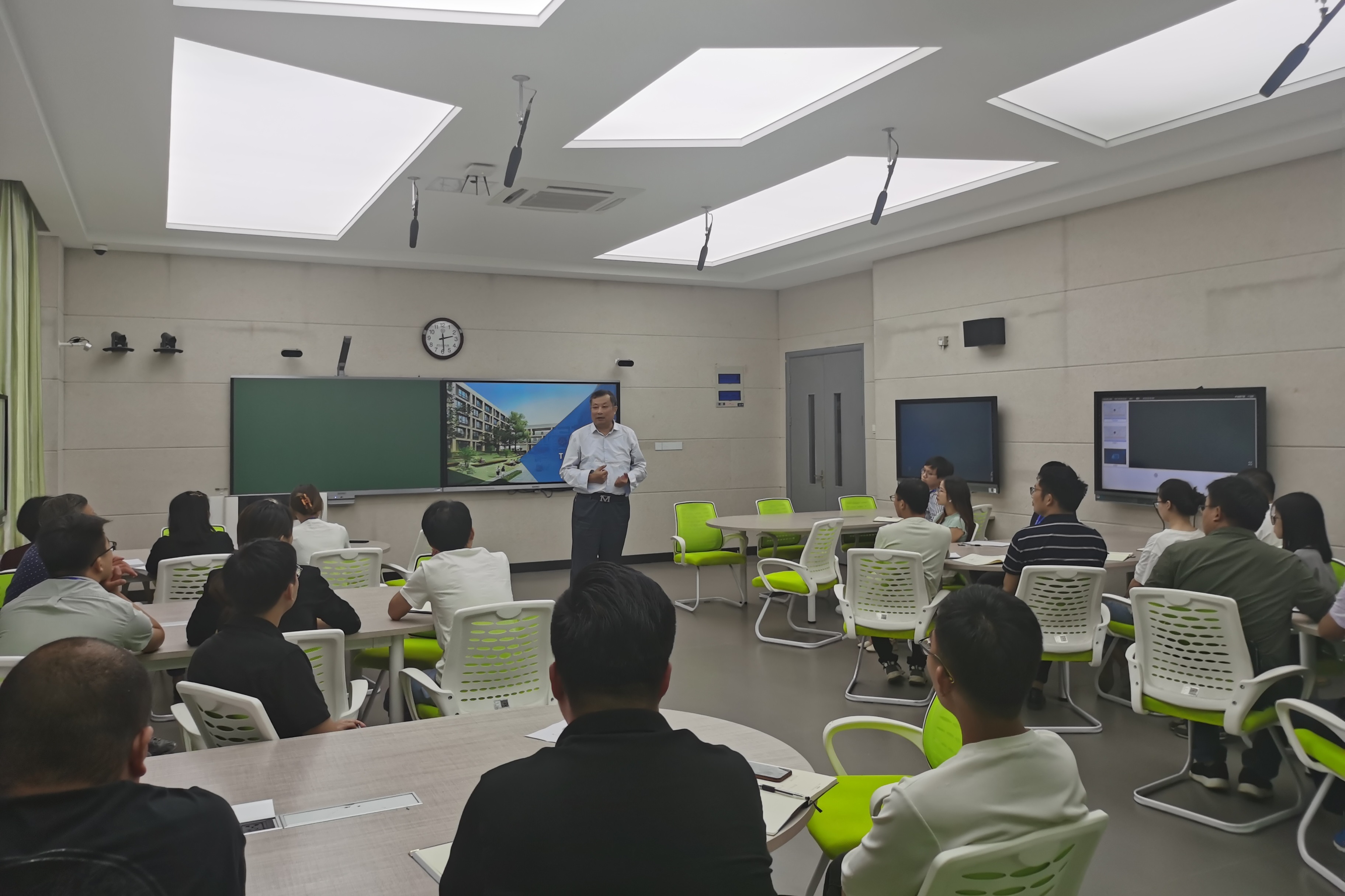 1院长说学院.jpg 1院长说学院.jpg