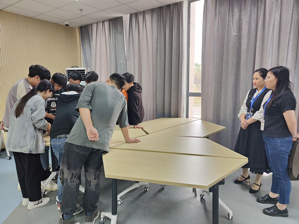 老师们走动式听课.jpg 老师们走动式听课.jpg