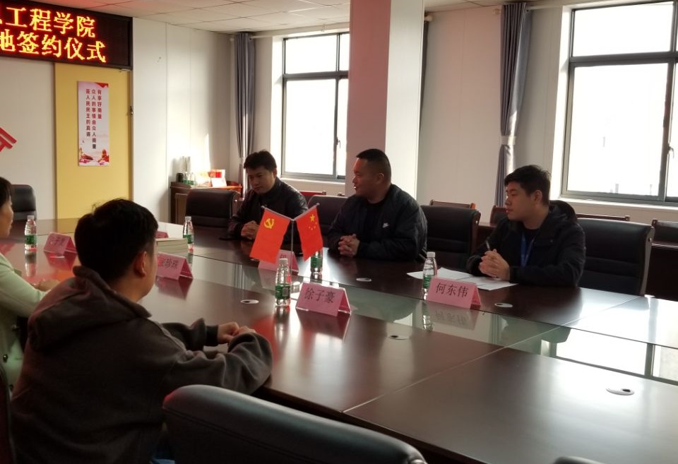 签约现场.JPG 签约现场.JPG