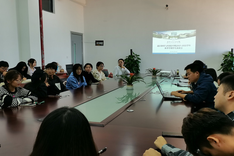 图为座谈会现场.jpg 图为座谈会现场.jpg