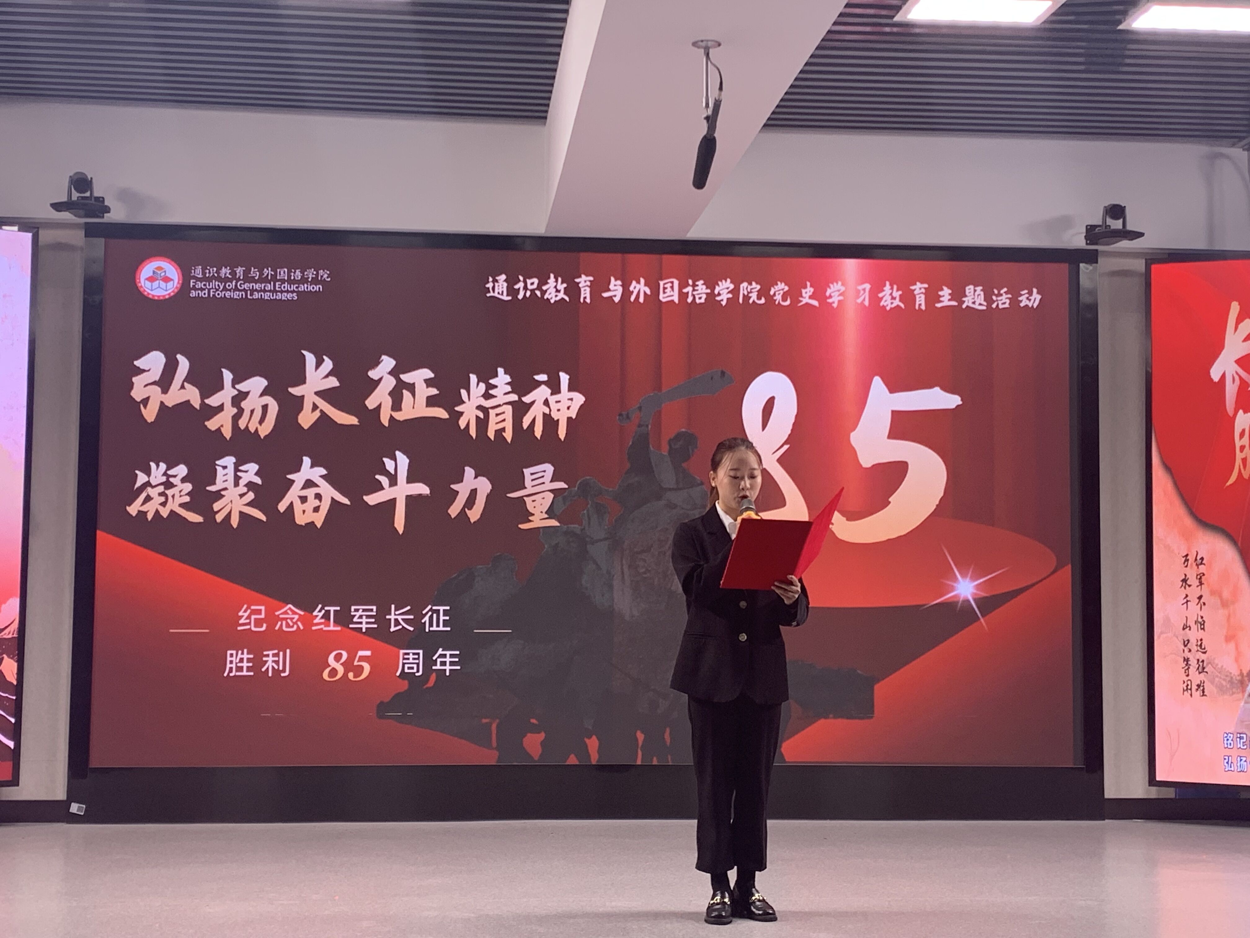 图为学生党员代表做主题宣讲.jpg 图为学生党员代表做主题宣讲.jpg