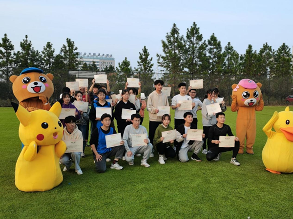 获胜队伍合影.png 获胜队伍合影.png