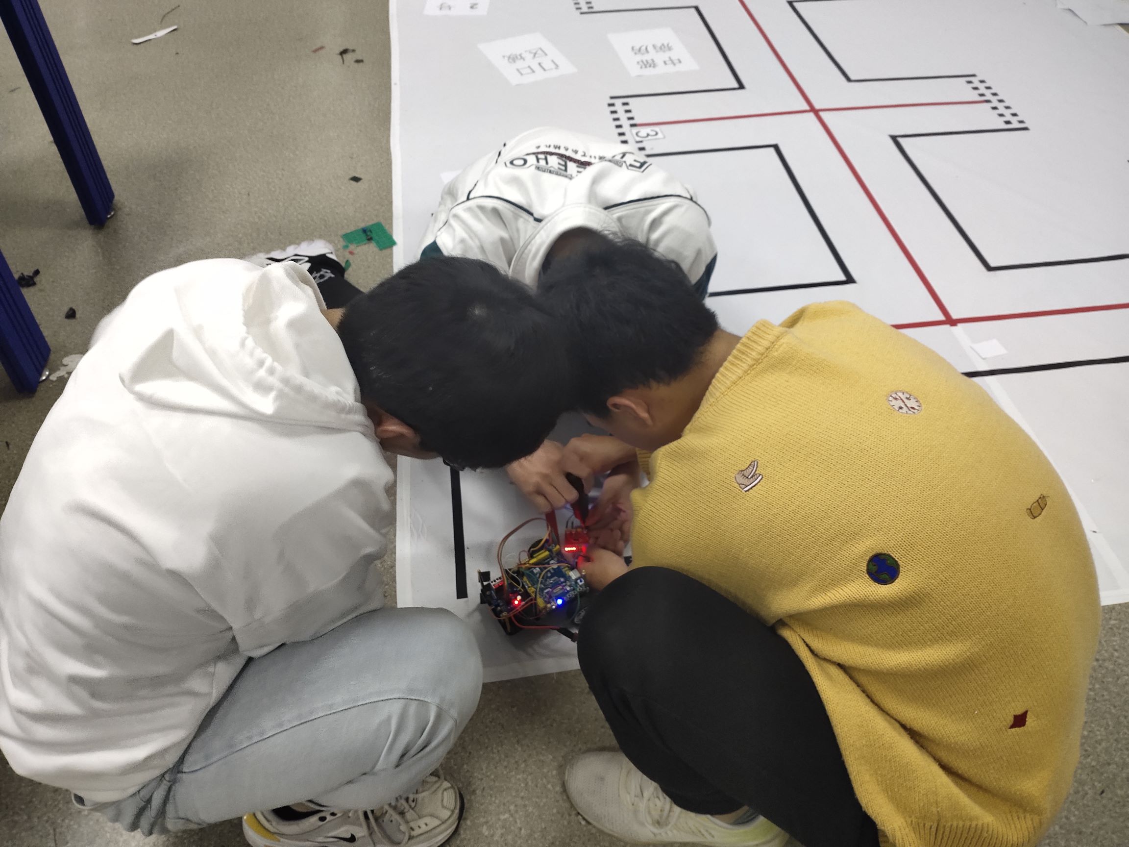 努力调试小车的同学们.1.jpg 努力调试小车的同学们.1.jpg