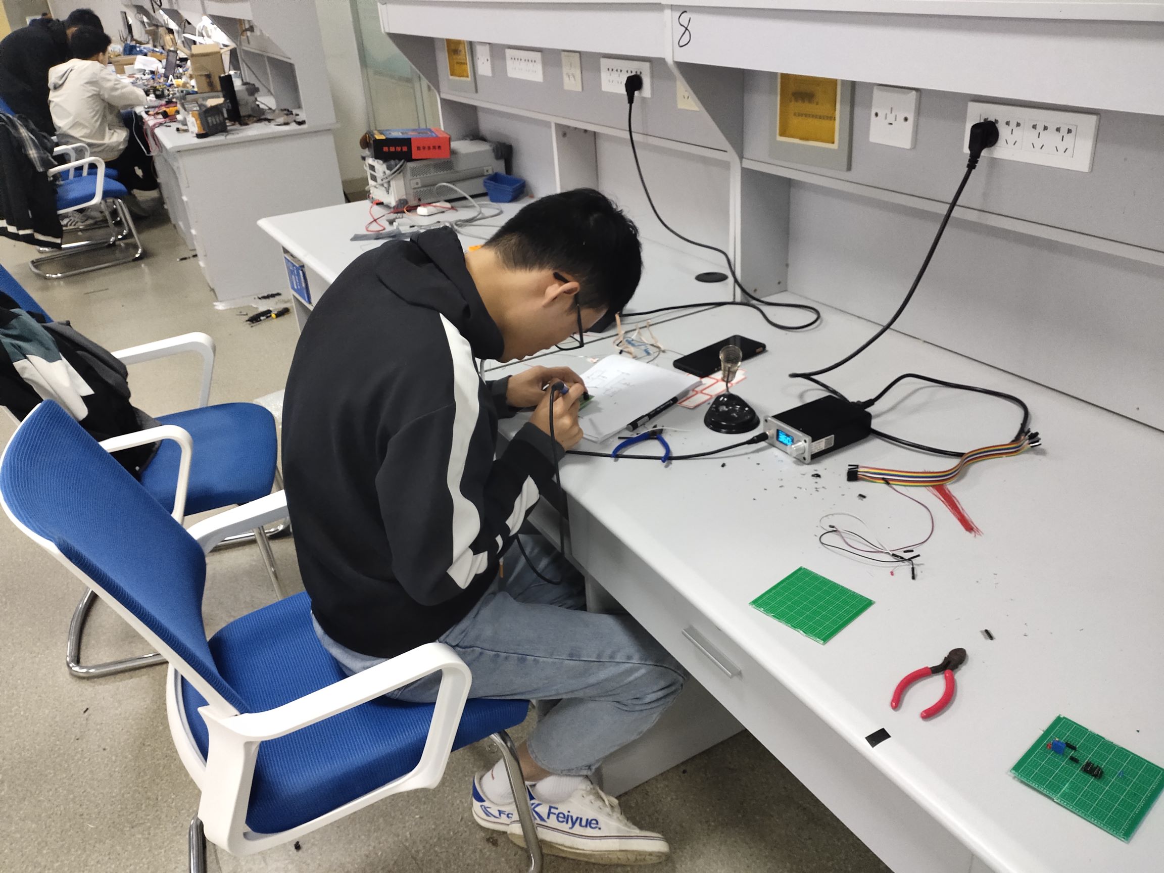 认真焊接测试的同学(1).jpg 认真焊接测试的同学(1).jpg