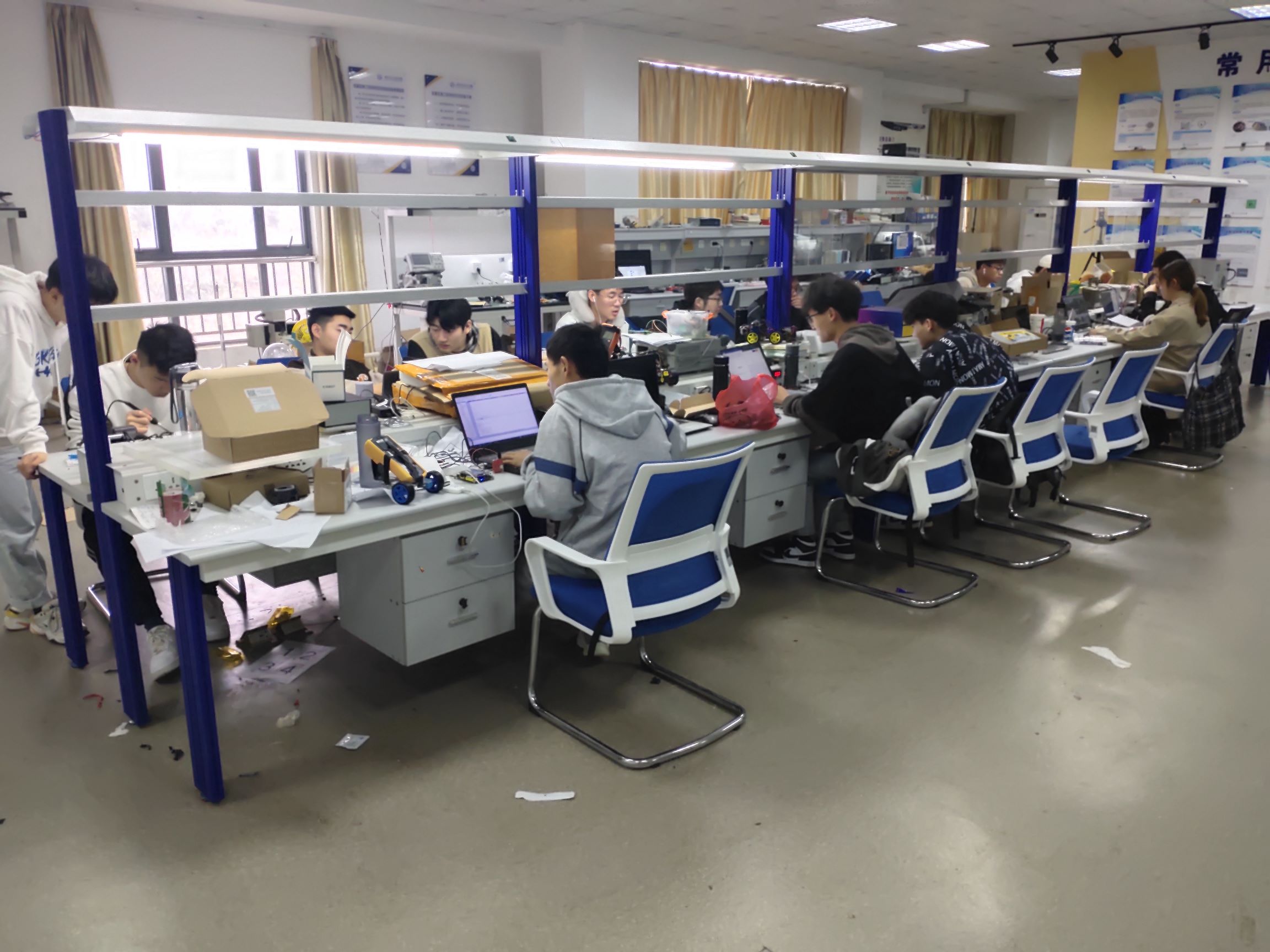 正在设计调试中的同学们(1).jpg 正在设计调试中的同学们(1).jpg