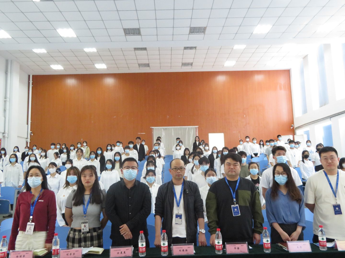 图为开班典礼全体师生合影.jpg 图为开班典礼全体师生合影.jpg