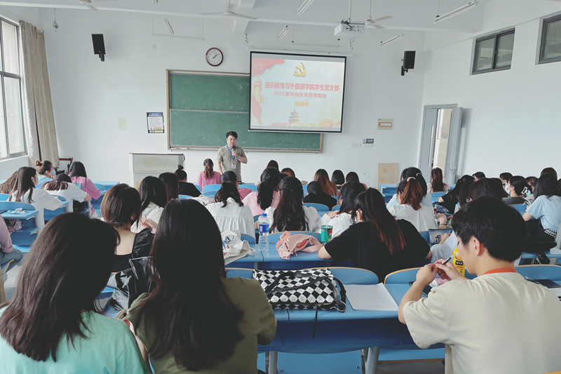 (图为华静在会上做发言).png (图为华静在会上做发言).png