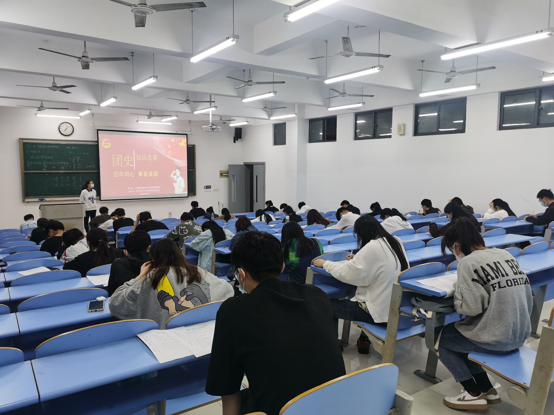 图为初赛笔试现场.jpg 图为初赛笔试现场.jpg