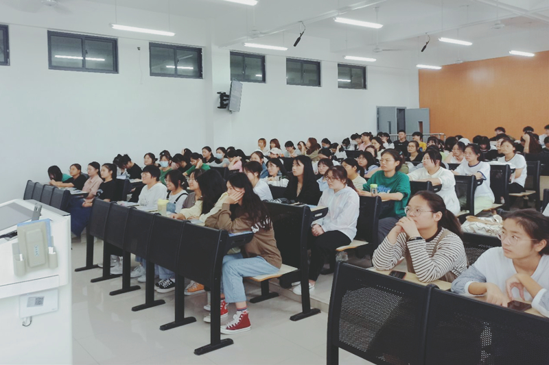 图为学生在认真听讲.jpg 图为学生在认真听讲.jpg