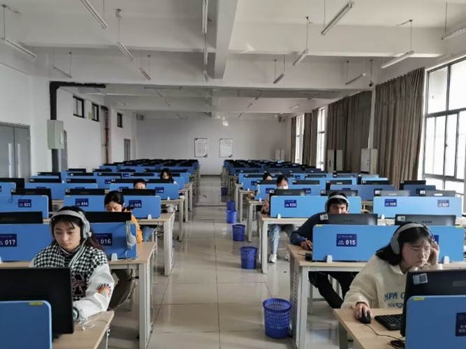 参赛学生在认真答题 图片2.jpg 参赛学生在认真答题 图片2.jpg