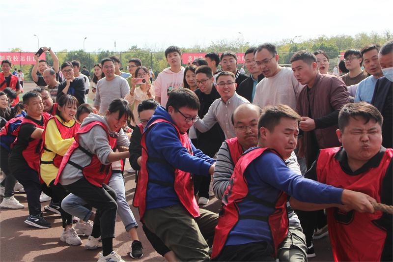 图为教师组拔河比赛_副本.jpg