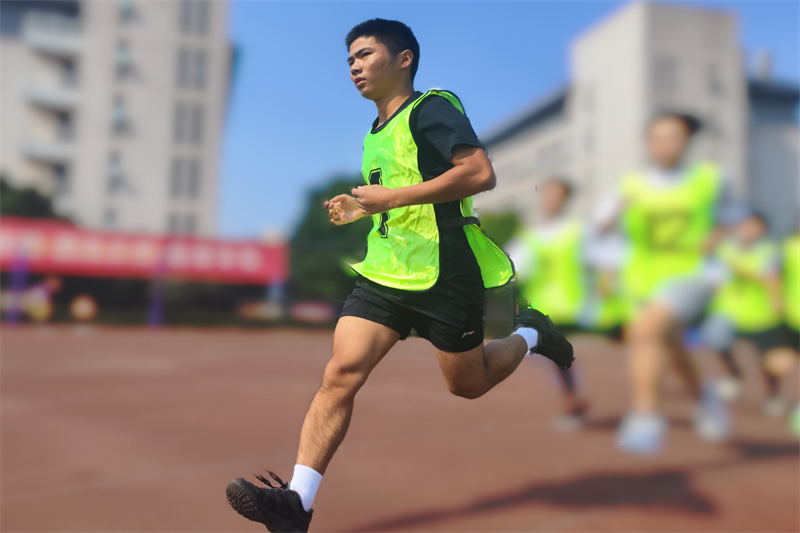 图为学生组跑步现场_副本.png