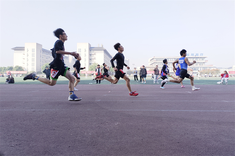 图为学生组一百米冲刺现场_副本.jpg