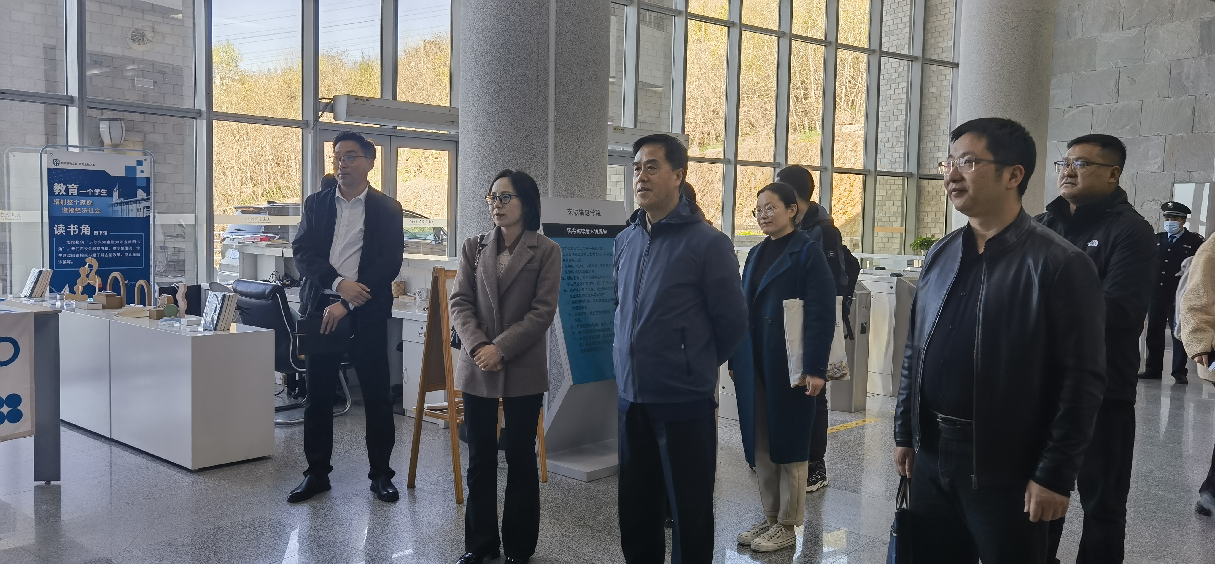 参观图书馆.jpg 参观图书馆.jpg