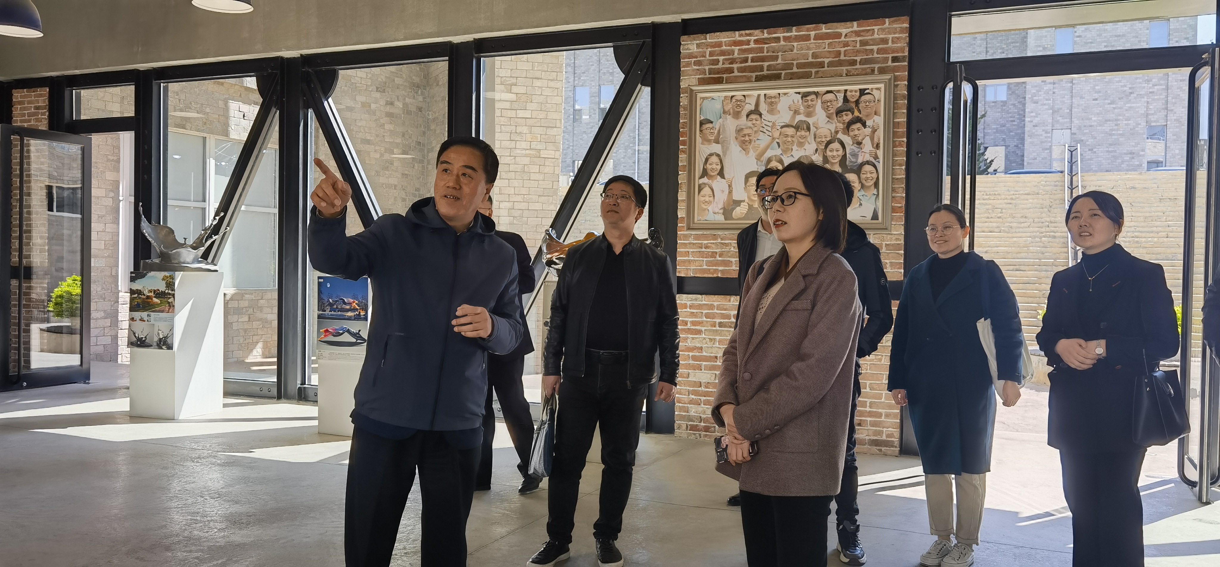 参观SOVO.jpg 参观SOVO.jpg