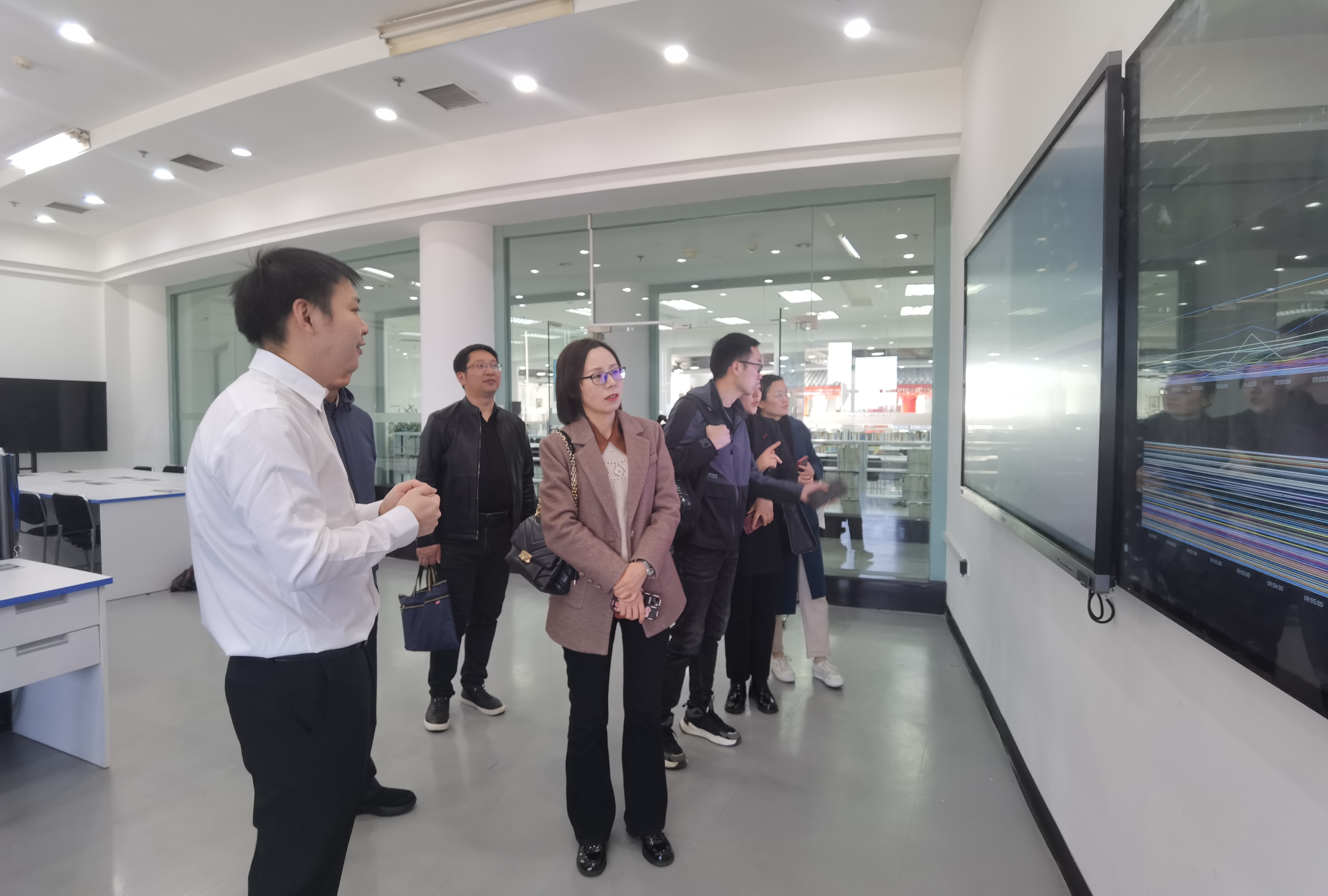 参观网络信息中心.jpg 参观网络信息中心.jpg