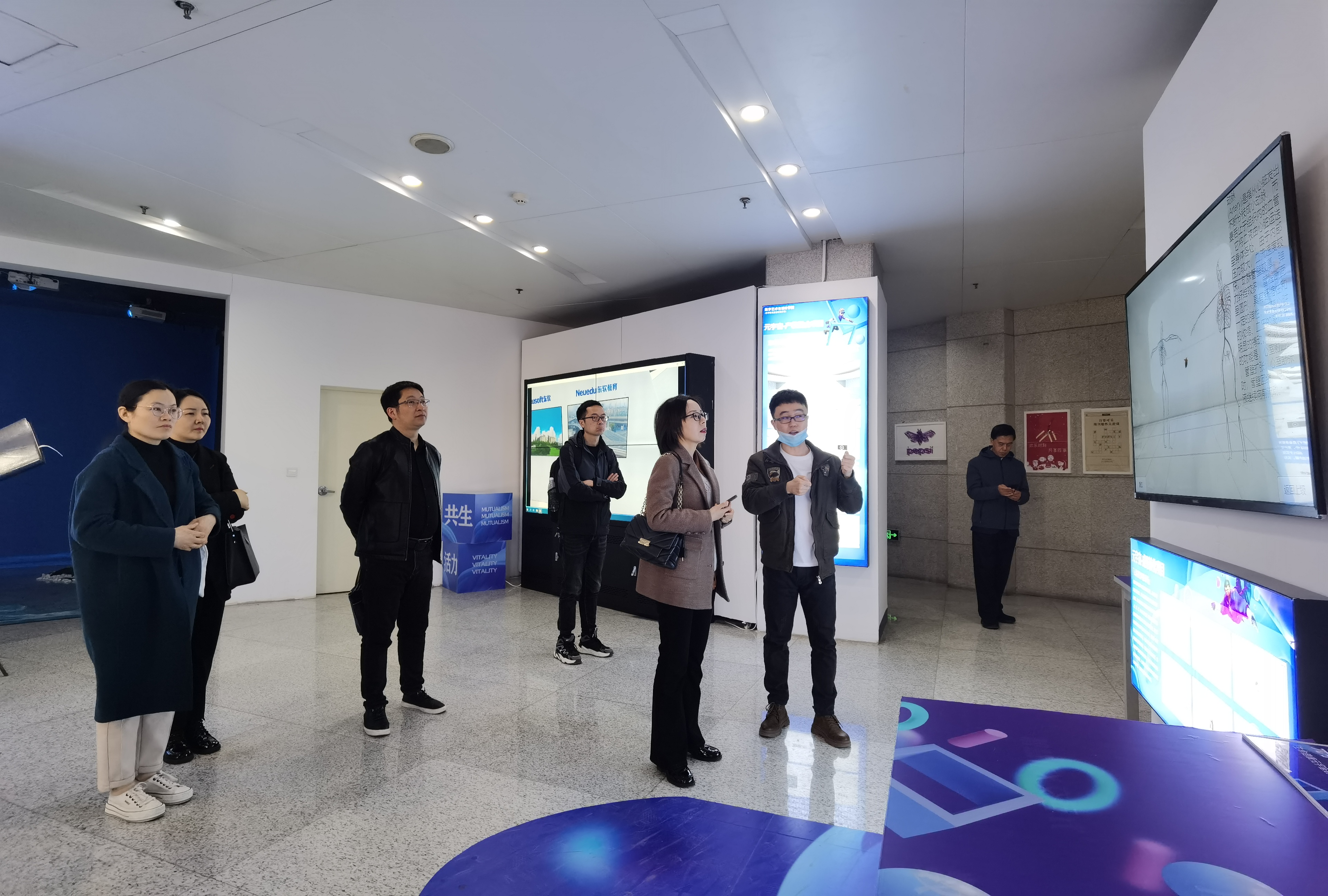 参观数字艺术与设计学院.jpg 参观数字艺术与设计学院.jpg