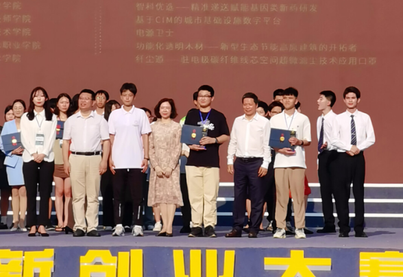 3-图3我校学子在全国总决赛颁奖典礼现场.png 3-图3我校学子在全国总决赛颁奖典礼现场.png