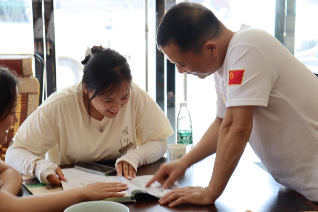 茶厂老板向团队成员介绍柳溪玉叶茶.jpg 茶厂老板向团队成员介绍柳溪玉叶茶.jpg